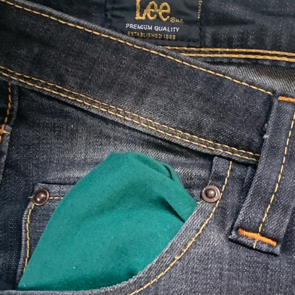 Ett par sjukt snygga lågmidjade lee jeans. Trendiga och väldigt bekväma, dom har grönt tyg i fickorna men detta syns inte om man inte vecklar ut dom. Dom är liite långa på mig som är 166, frakt tillkommer.❤️ skriv privat för bild med dom på!. Jeans & Byxor.