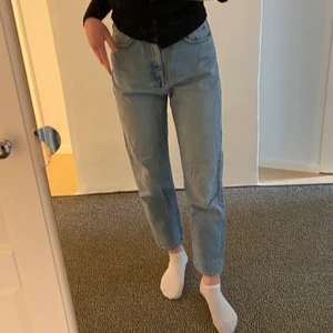 Två par momjeans - Jeansen är likadana och i samma storlek ända skillnaden äe färgen. Är lite större i midjan på mig och är lite för korta (ska tillägga att jag är 172 cm lång). De ljusblå har använt en del men är i bra skick och de mörkblåa är i stort sätt oanvända. Om du är intresserad av de ena paret bara så går det bra att köpa för 150kr.