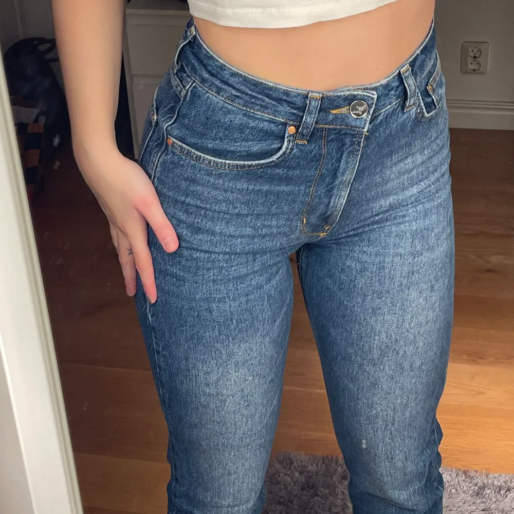 Snygga jeans från bikbok, Rakmodell, väldigt långa ben så när jag använt dom har jag vikt upp🥰 sitter perfekt i midjan (Jag är 170). Jeans & Byxor.