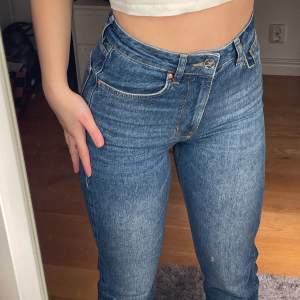 Snygga jeans från bikbok, Rakmodell, väldigt långa ben så när jag använt dom har jag vikt upp🥰 sitter perfekt i midjan (Jag är 170)