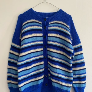 Egenstickad kofta - Blå och vit egenstickad kofta, super söt! Skriv för fler bilder, frakt tillkommer ❤️‍🩹