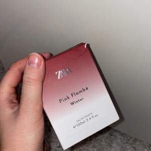 Oöppnad parfym från Zara, luktar åt vanilj hållet. Den va en limited edition Winter, så går inte och köpa längre. 