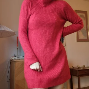 Röd skickade klänning strl.S - Mycket mysig, kort, stickad klänning. Använd på julafton endast!! Ej "sticksig". 