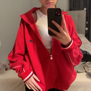 Nike zip up - Säljer min fina röda vintage nike zip up tröja som är köpt här på plick! Den har inga fel och är riktigt snygg. Sitter oversized och säljer på grund av att jag inte använder längre💕 Skriv vid funderingar/frågor! 