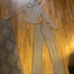 Stronger set - Helt nytt Stronger set. (Endast testat) byxorna är i storlek M och tröjan L. Nypris 1400kr. Köparen står för frakt. DM gör fler bilder.