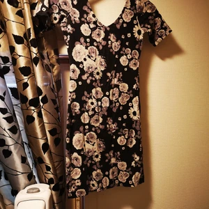 Blommig topp - Blommig topp. Lång. Använd men i fint skick. Katt finns i hemmet. 