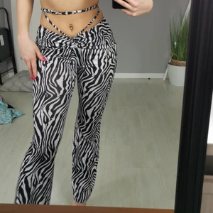 Shain stl. XS bootcut - Jättehärliga zebrabyxor i skönt material från shein, säljer pga. lite för korta för mig som är 163 cm lång
