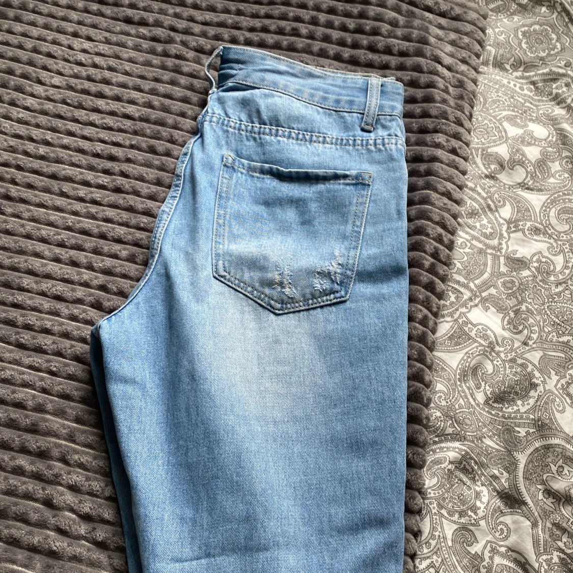 Ljusblåa jeans med slitningar - 91