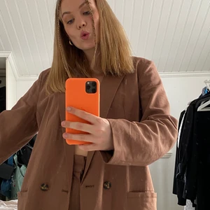 Brunt kostymsett  - 🧚🏼‍♀️💫Har lagt ut massor av annonser så kolla in dom💫🧚🏼‍♀️ Knappt använt kostymsett från Nelly.com. Väldigt fint i nyskick. Storlek 38 både i kavaj och byxor. 🤎 Det är bara att skriva för frågor & mer bilder. Nypris: 850kr 