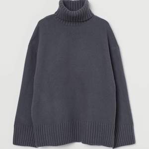 Skitfin populär sticksd tröja från hm som är slutsåld på hemsidan, knappt använd så ser ut som ny 💗 bud på: 170
