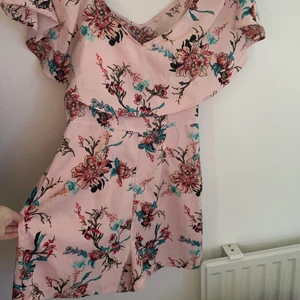 Somrig jumpsuit  - Så fin jumpsuit från nelly, använd en gång. Sitter jätte fint på.☺️