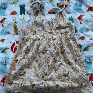 Blommigt linne - Ett ljusrosa linne/blus/topp med blommor i storlek L