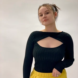 Svart omlott tröja - Du hittar mer information på vår instagram som heter @Uniwear_uf💕(vi svarar både här och på dm!)