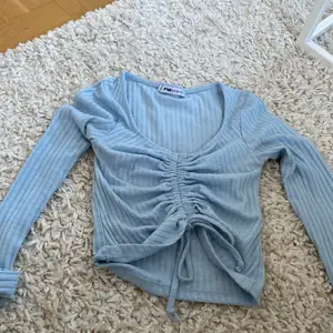 Hej alla fina😙 säljer denna fina ljus blåa tröja, älskar verkligen den men tycker att den inte passar min kropps typ🙁köpte för 89 o säljer för ett billigare pris ‼️MAN KAN GÖRA DEN LÄNGRE O KORTARE‼️