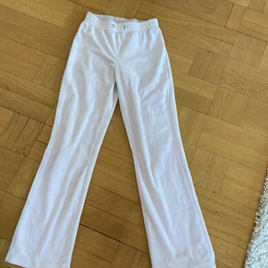 Gina tricot mjukisar - Hej ❤️ detta är då ett par mysiga o stretchiga mjukisar frpn Gina tricot, älskade verkligen dom men ja tycker att dom sitter tajt o ja gillar mjukisar som sitter liksom lite för stort haha, köpte för 249 o säljer nu för ett billigare pris, ‼️MAN KAN FÅ ME SNÖRRET OM MAN VILL ELLER INTE‼️