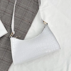 vit axel väska  - vit axel/baguette väska super trendig bra kvalitet