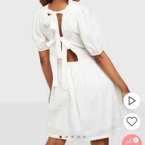 Studentklänning/ sommarklänning - Säljer denna oanvända klänning, ligger fortfarande kvar i påsen och är helt SLUTSÅLD! Storlek 36 och är så sjukt fin🦋🦋har tyvärr inga bilder på mig men har på modellen ovanför. Nypris 599