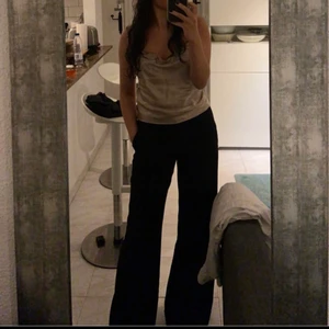 Midwaist kostymbyxor  - Säljer mina fina midwaist kostymbyxor köpta på Bershka i Spanien. Skit snygga och långa i benen. Köpare står för frakt! ❤️