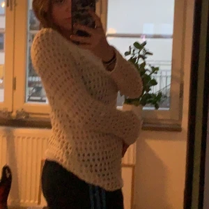 Créme färgad stickad tröja - Créme färgad, stickad tröja, perfekt för att dra på sig för att gå till poolen elr stranden elr ba ha på sig. Den har blivit skörd vid handen men man märker inte mycket.<3