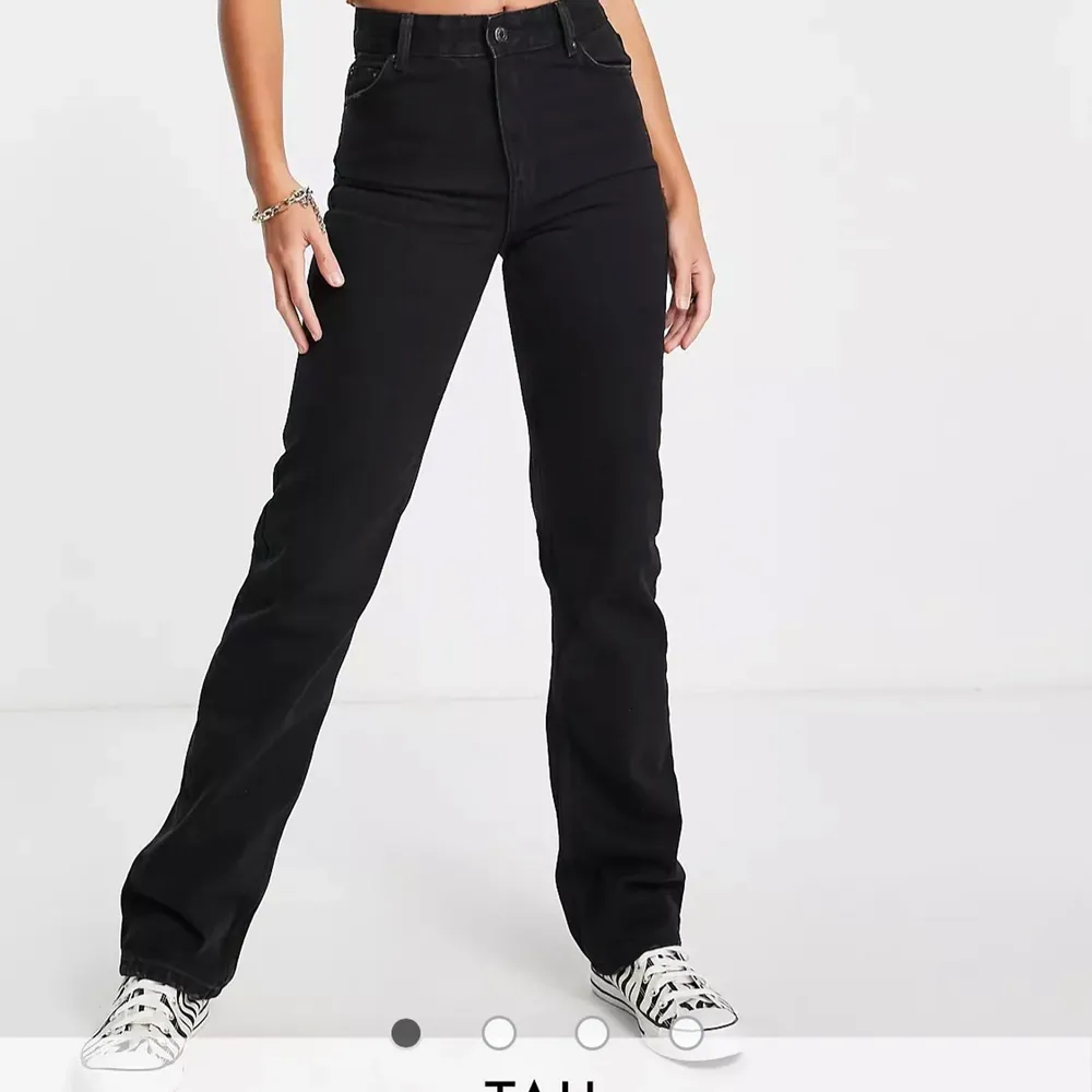 Säljer dessa helt nya jeans med prislapp kvar endast testade! . Jeans & Byxor.