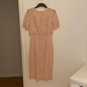 En jättefin rosa klänning. Aldrig använt och inga fläckar. Köparen står för frakt. Kontakta för fler bilder.