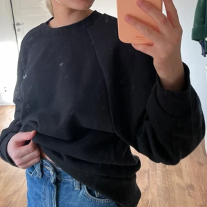 Sweatshirt Zara  - Svart sweatshirt från Zara! Knappt använd. 