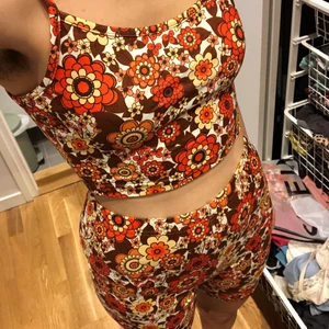 Blommigt set - Knappt använt set med mycket bra passform, skönt material och underbart mönster!