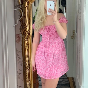 Rosa klänning - Rosa supergulliga klänning från TigerMist. Finns inte kvar i butik. Lapparna är avklippta men utöver det så är den precis som ny. 