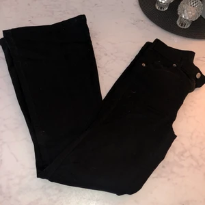 Bootcut jeans svarta - Jättefina jeans från Dr.denim, aldrig använda. Passa på att fynda då jag säljer en del kläder då de inte kommer till användning☀️ köpta för 500kr