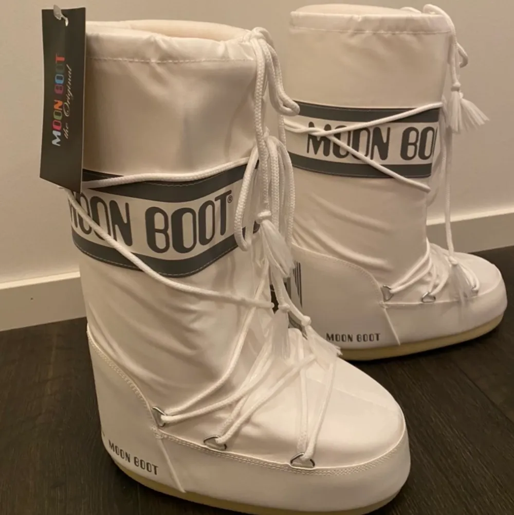 Säljer dessa sjukt snygga vita höga Moon Boots som är i mycket fint skick. Sparsamt använda! Bara att skriva privat om du vill ha fler bilder💕. Skor.