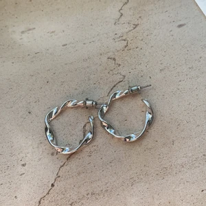 Örhängen  - Oanvända örhängen, silver, från &otherstories