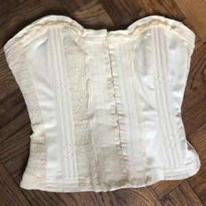 unik korsett stl xs-s - unik gräddvitfärgad korsett som passar storlek xs och s. ganska stretchigt material 👍 denna korsett produceras ej längre vilket gör den unik. man stänger/öppnar den framifrån. sparsamt använd, inga fläckor osv. 🖤 möts upp i stockholm eller fraktar. 💌 kan skicka fler bilder på plagget men inte när jag provar på den, eftersom att denna passar mig inte längre 💞