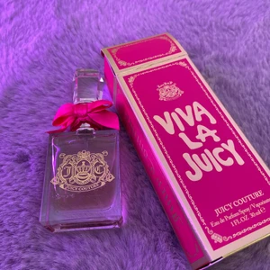 Viva La Juicy parfym 30ml - Den är helt full har bara tagit ett sprut från den. Doften är sammansatt av en underbar blandning av mandarin, vilda bär, kaprifol, gardenia och krämig ambra som gör Viva La Juicy fräsch, kul och flirtig! Vilda bär & Saftig mandarin. Kaprifol, Gardenia & Jasmin. Amber, Kola, Vanilj, Sandelträ & Praliner. jag köpte den från cocopanda för 400kr. Köparen står för frakten🥰