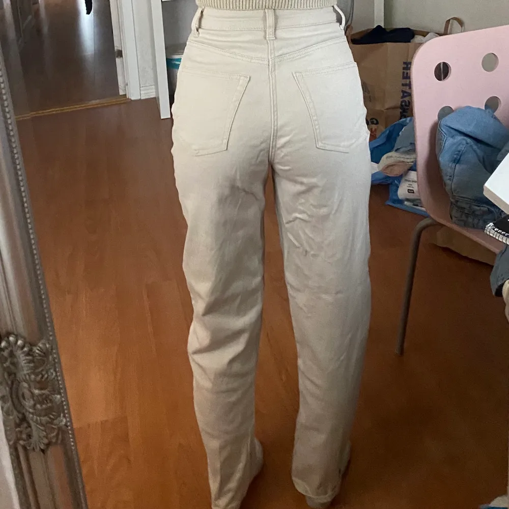 Super snygga beiga jeans💗💗 endast använda en gång så de är som nya💗  de sitter perfekt i midjan på mig som vanligtvis har XS-S. Jeans & Byxor.