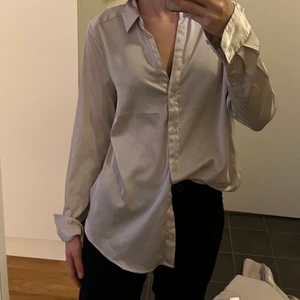 Beige blus - Köpt på secand hand, fin beige blus i silke:) Stolek S, 