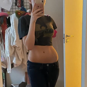 G - Star Raw, lågmidjade bootleg - Köpt på Plick för 500kr, storlek 27/32 i inches! Innersöm är 76 cm, lite korta på mig och jag är 171 cm men absolut ingen man tänker på! Lågmidjade och sitter så fint! Säljer för att de är för små runt höfterna och rumpan  & skicka meddelande för fler bilder! :) Budgivning i kommentarsfältet eller privat! Kan lösa annan frakt om du inte vill ha spårbar! 😁