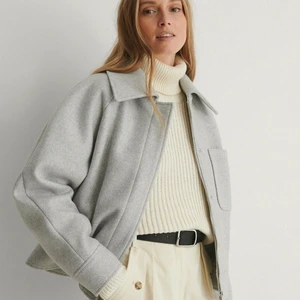 Kappa NA-KD - Säljer denna super snygga kappa från NA-KD, den är endast använd 1 gång och därför mycket bra skick💕. Först till kvarn❤️