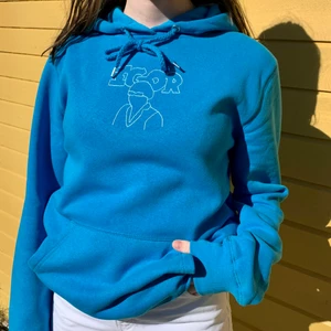 Broderad tröja - 💜Broderad tröja med Tyler The Creator motiv 💜Hör av er om ni vill köpa en liknande 💜Cirka 300kr plus frakt 💜Kom gärna med egna förslag på motiv 💜Olika färger och storlekar finns 💜Just denna är såld