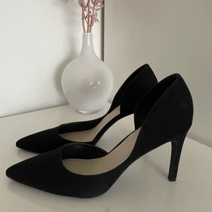 Svarta klackar  - Ett par superfina klackar från Nelly i mockaimitation. Aldrig använda utomhus och är i fint skick! Storlek 39 & klackhöjd 9 cm :))