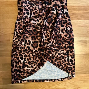 Kjol  - En nästan knälång kjol, super fin och bekväm men använder den aldrig tyvärr. Anpassar sig efter kroppsform och är högmidjad.