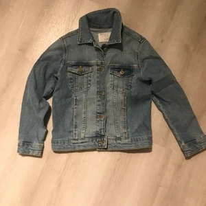 Jeansjacka från zara - Jeansjacka i fint skick