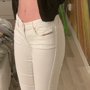 Vita lågmidjade jeans - Köptes för något år sedan men, Dom är aldrig använda.    Dom köptes för 439 kr.