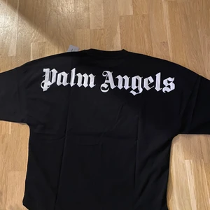 Palm angels  - Helt ny Palm angels tee i storlek XS men passar S och små M. Skick 10/10 med tags, Priset kan diskuteras vid snabb affär 