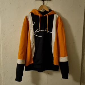 Karl Kani hoodie  - ny snygg hoodie i perfekt skick använd 1-2 gånger. stor mysig hoodie i skönt material.