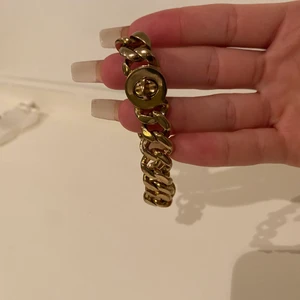 Armband Marc Jacobs  - Marc by Marc Jacobs armband i guldfärg 🌸