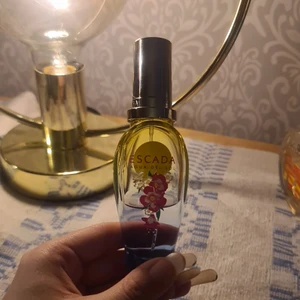 Escada parfym Agua del sol - Luktar otroligt gott. Bra för att prova om du gillar doften utan att spendera så mycket pengar. Ca halva parfymen kvar. 30 mil. Bra pris för att prova på en riktigt bra parfym till ett kanoners. Priset är 65 kr plus frakt! .                             Först till kvarn å så snabb leverans som möjligt. Samfraktar.    Mvh Emmeli.
