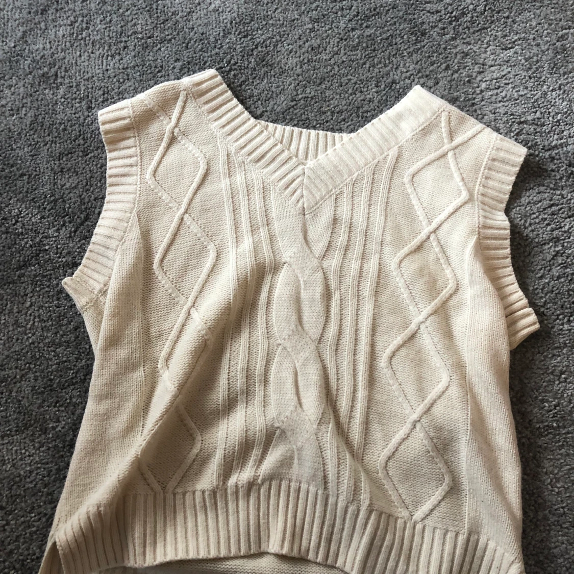 Vit stickad väst  - 90