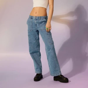 Cargo jeans - lågmidjade cargo jeans från h&m, slutsålda online :) Frakten är spårbar och kostar 66kr