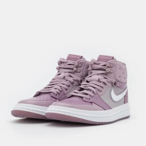 Air Jordan 1, Dam 36 - Skorna är helt nya, köp snabbt för finns bara en storlek av varje. 