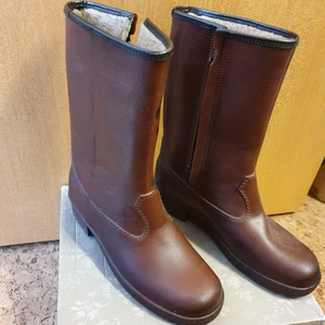 Stövlar med fodrad  - Höga läder stövlar med varmt fodrad i gott skick. Stl 40